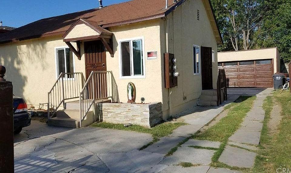 Front of home with detached 2 car garage