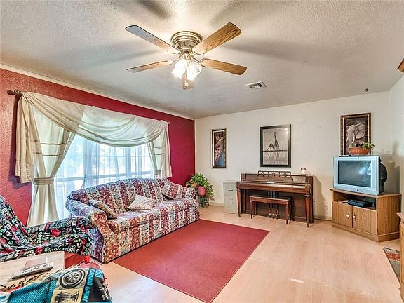 4th image of 2024 S Bryant Ave