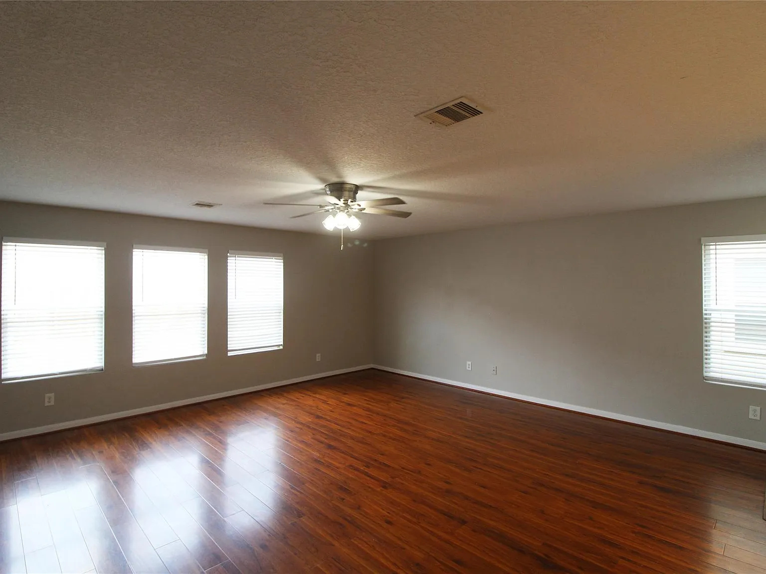 5 bed, 3.0 bath, 2200 sqft, $2,300 — Photo 4