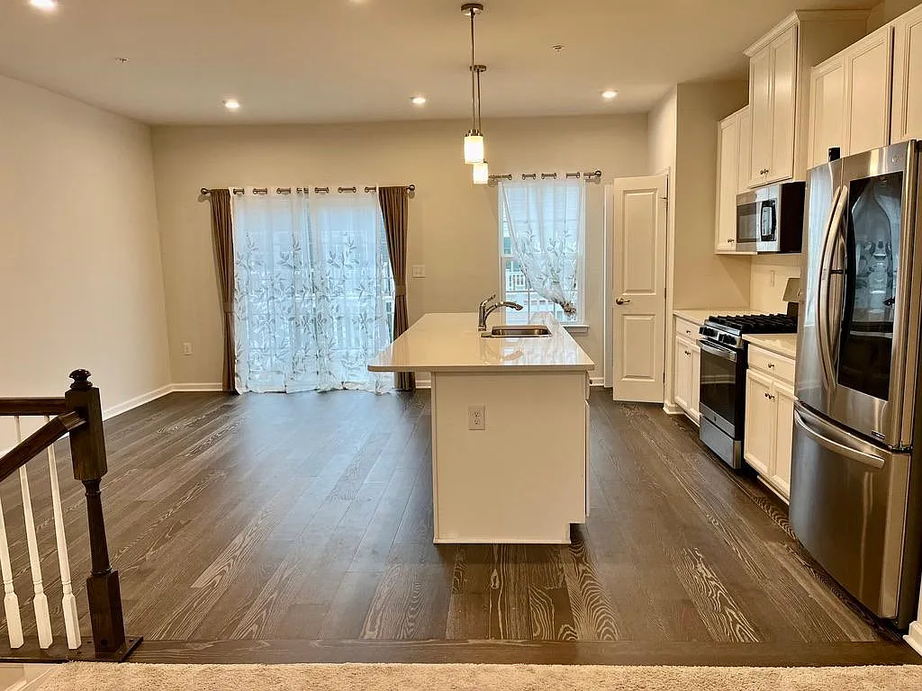 106 Almond Dr — Photo 2
