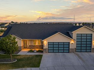 825 Meadows Dr S, Richland, WA 99352