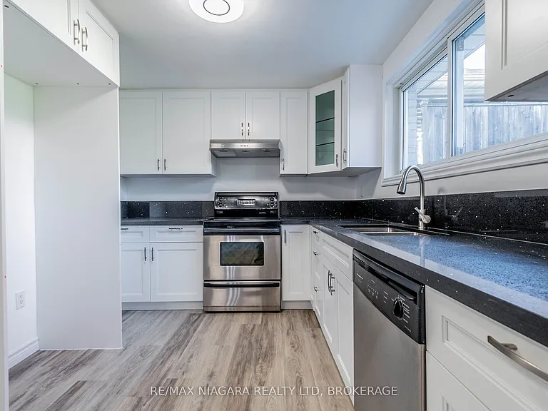 22 Chantler Rd #LOWER — Photo 5
