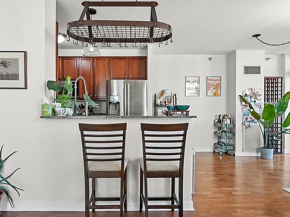 2nd image of 1160 S Michigan Ave APT 1005