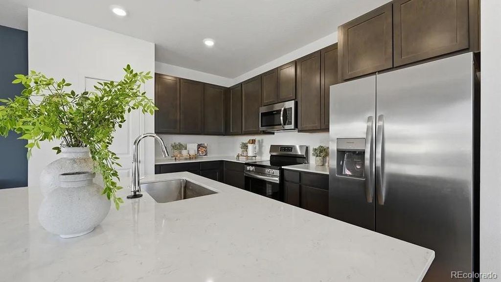 2014 Crested Lark Street