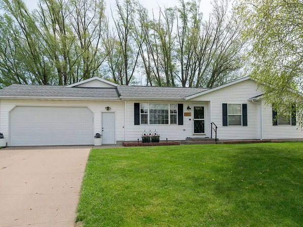 302 Richland Ave, Urbana, IA 52345