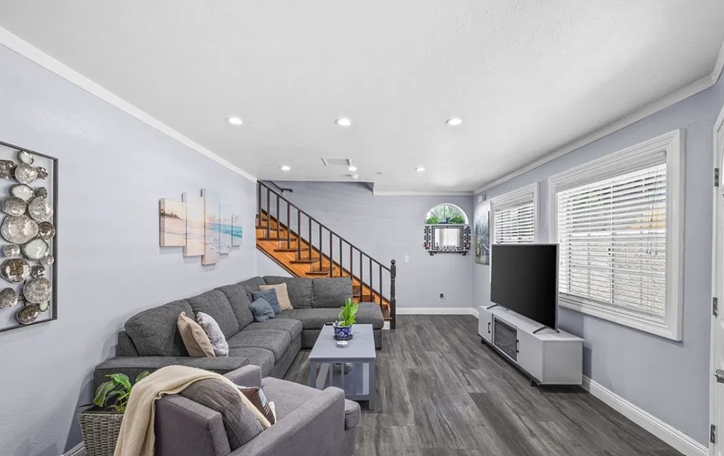 4 bed, 2.5 bath, 1376 sqft, $3,800 — Photo 2