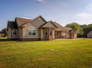 1604 Saddlebrook Ln, Herrin, IL 62948