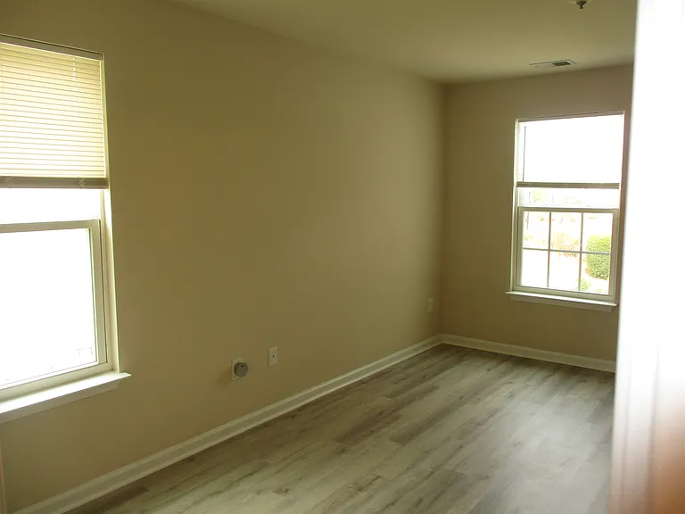 812 Hayes Point Cir — Photo 16