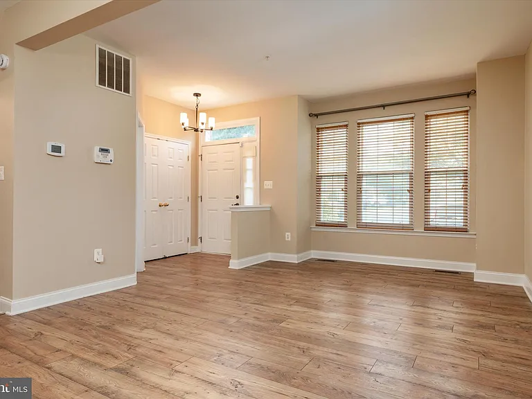 824 Stonehurst Ct — Photo 3