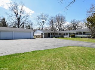 1055 Winwood Dr, Lake Forest, IL 60045