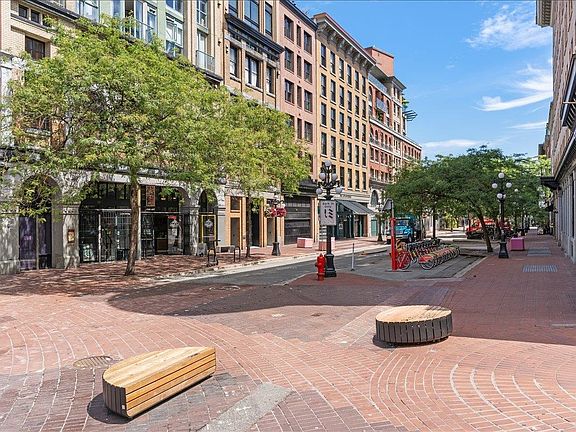 4th image of 27 Alexander St #309