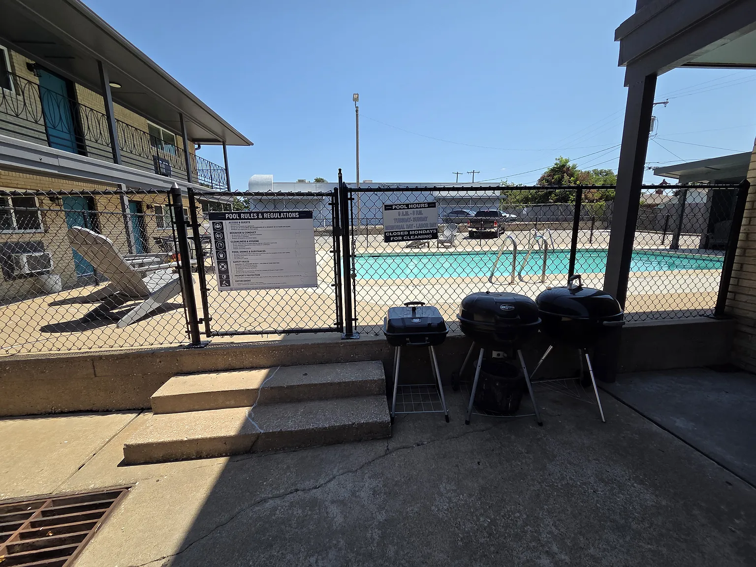 Malibu Apartments — Photo 1