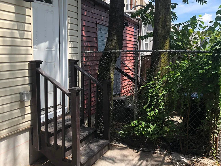 808 Livingston St — Photo 10