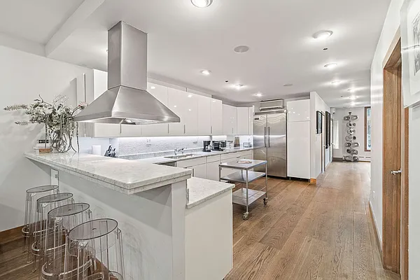 Rented by Compass | media 27