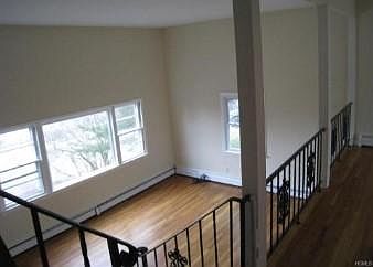 4th image of 104 E Maple St