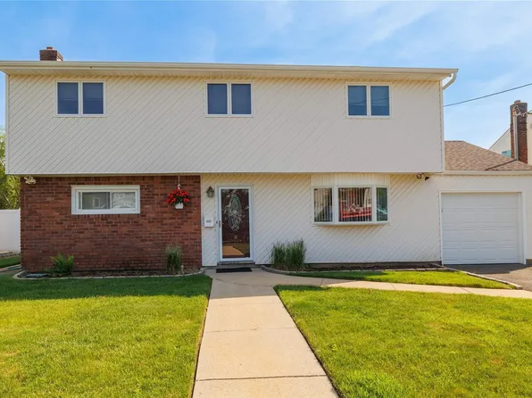 10 Lincoln Pl, Massapequa, NY 11758