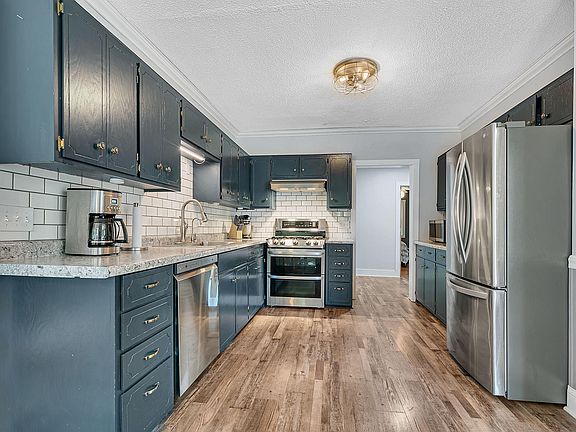 2nd image of 440 River Dr W