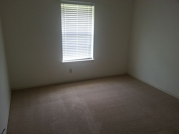3rd image of 4813 Royal Oak Dr