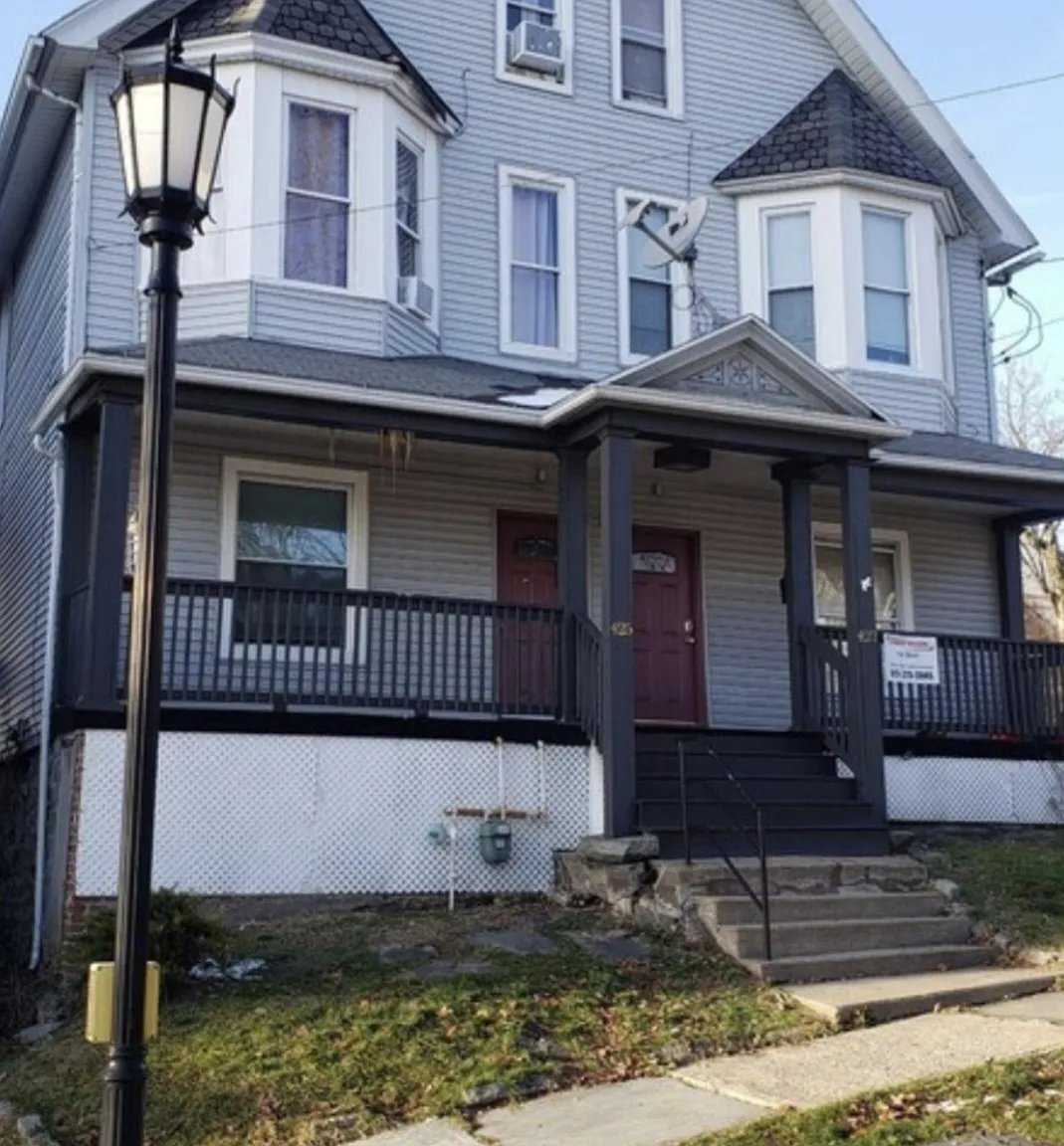 6 bed, 2500 sqft, $3,000 — Photo 2