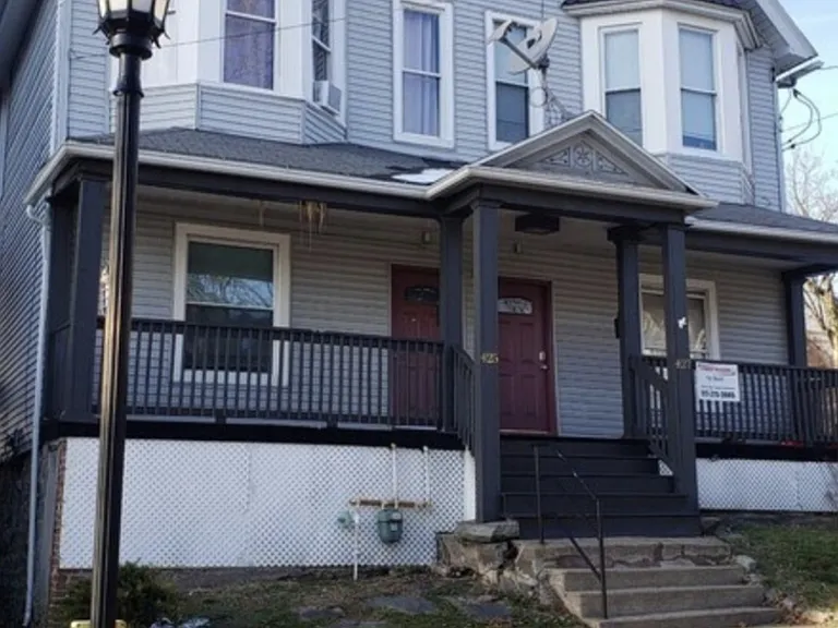 425-427 Taylor Ave #1 — Photo 2
