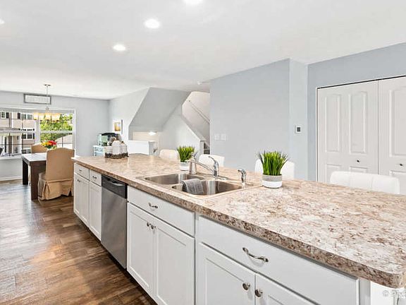 4th image of 2442 Aurora Dr