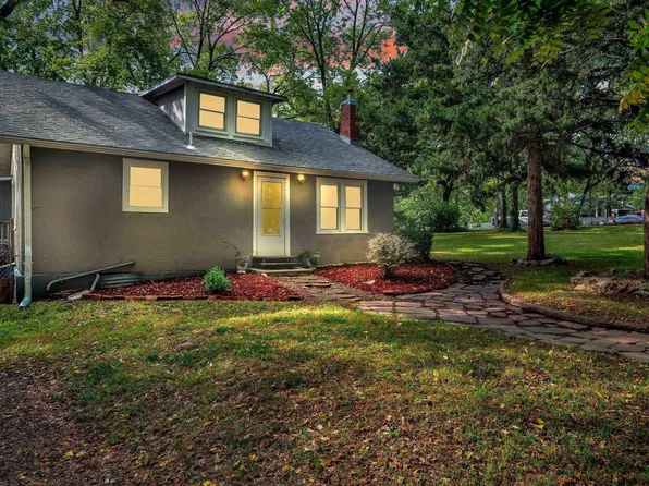 9005 W 49th St, Merriam, KS 66203