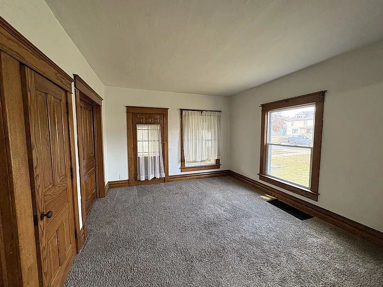 211 S Morton St — Photo 4