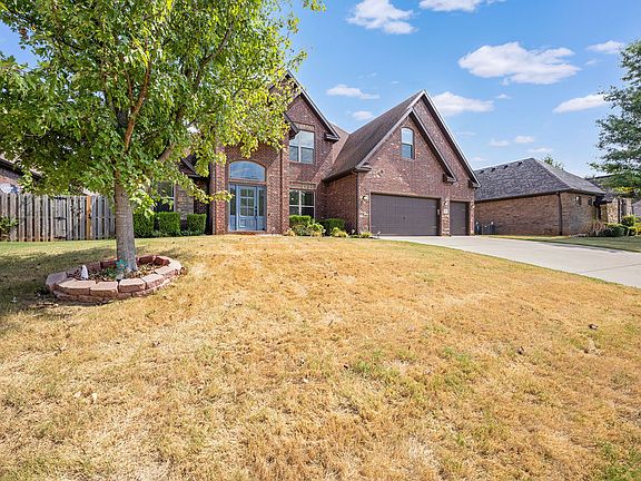 3rd image of 1011 Hunters Pointe