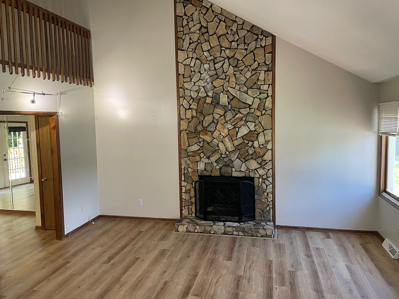 3 bed, 2.5 bath, 1884 sqft, $2,500 — Photo 2