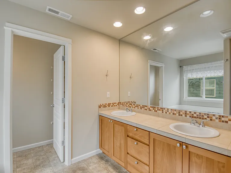 21626 SW Parkin Ln — Photo 16