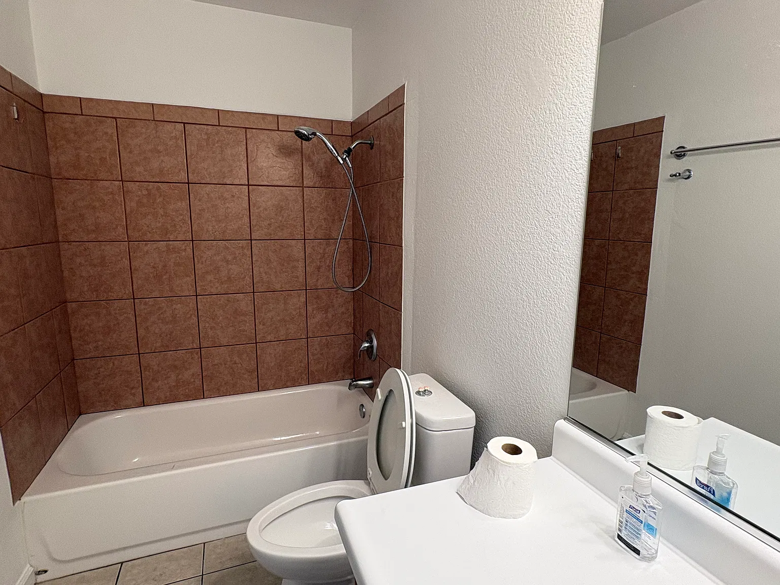 4 bed, 1440 sqft, $2,400 — Photo 4