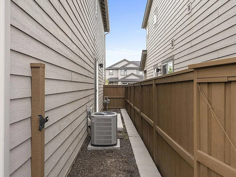 2366 NE Victor Pl — Photo 7