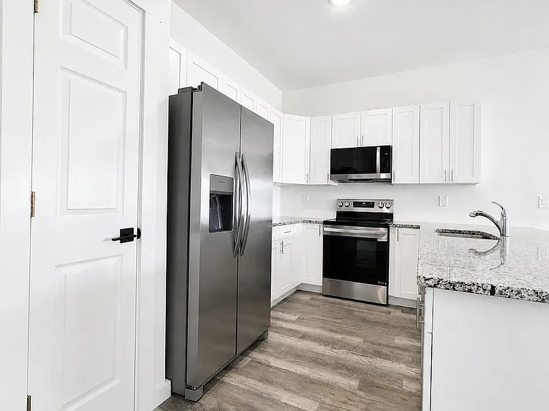 1130 Harold Ave S — Photo 3