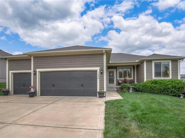 1203 Mission Dr, Raymore, MO 64083
