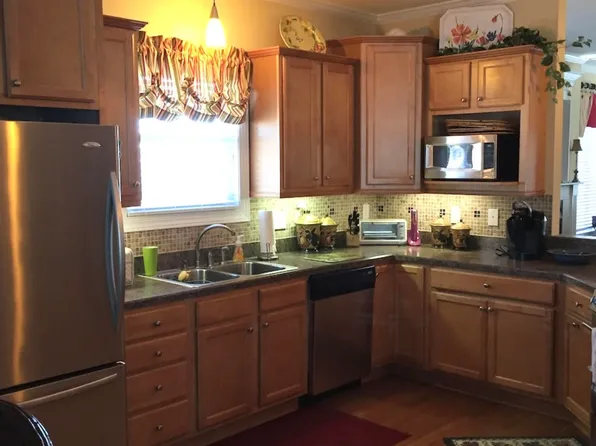 640 White Lake Dr, Elizabethtown, NC 28337