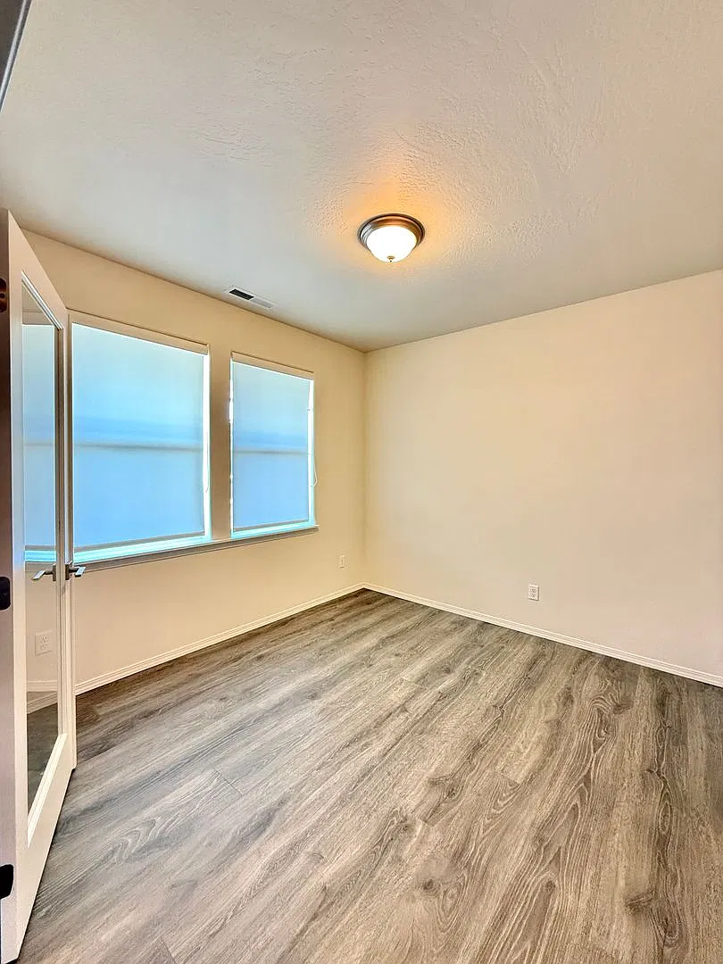 Modern 4 Bedroom, 2 Bathroom Home in East Medford — Photo 3