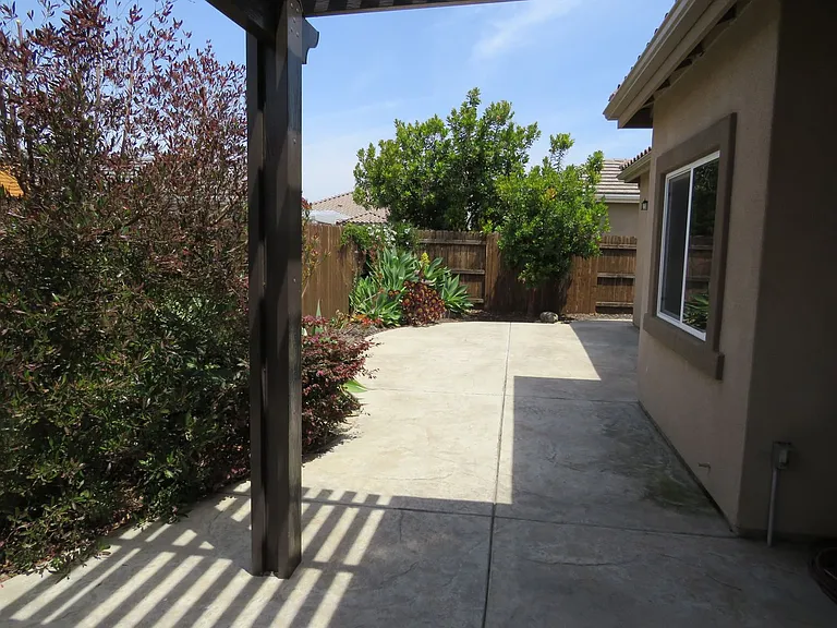 305 Hampton Dr — Photo 35