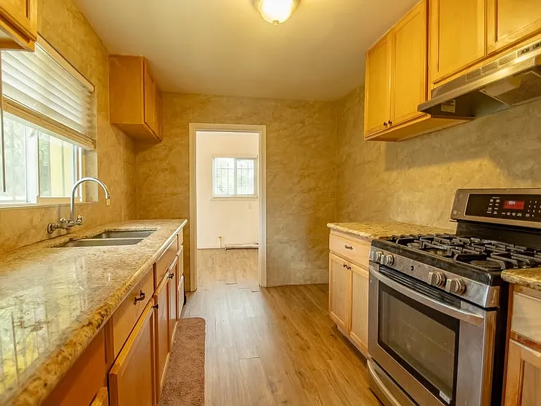 7966 Macarthur Blvd #B — Photo 10