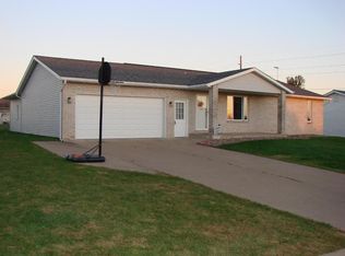 8280 Kalb Ridge St, Peosta, IA 52068