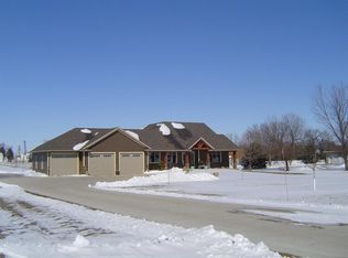 906 4th St NW, Sioux Center, IA 51250