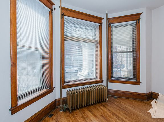 4th image of 724 W Oakdale Ave #1