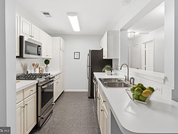 4th image of 10021 Vanderbilt Cir APT 10