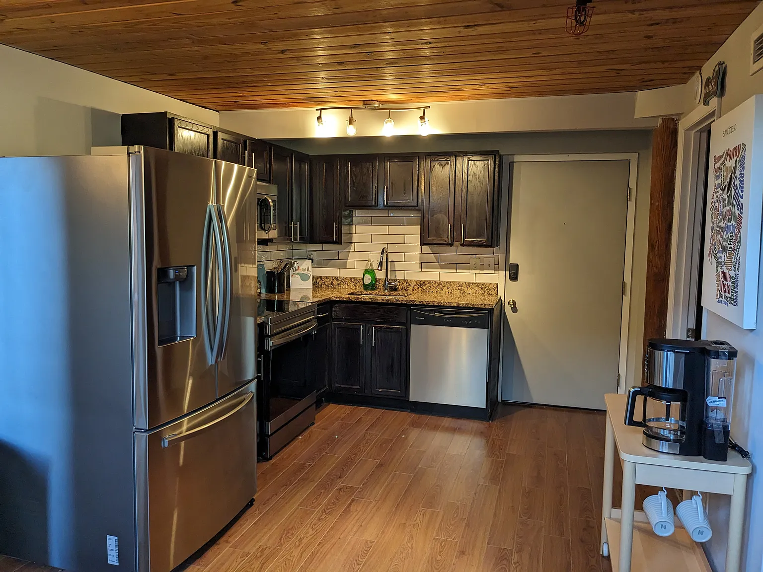 3 bed, 1400 sqft, $3,200 — Photo 2