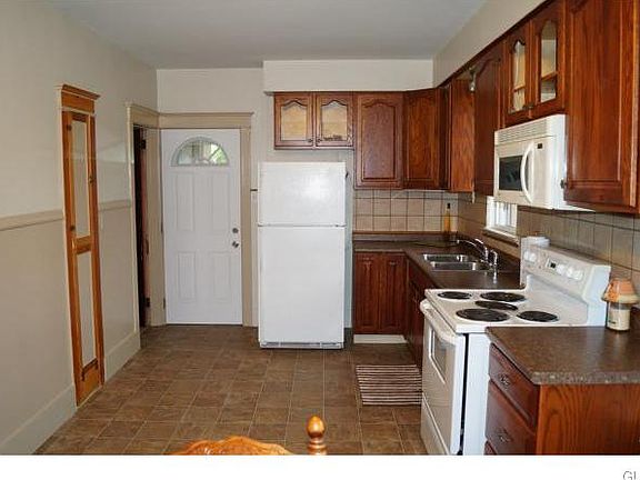 5th image of 110 E 2nd St