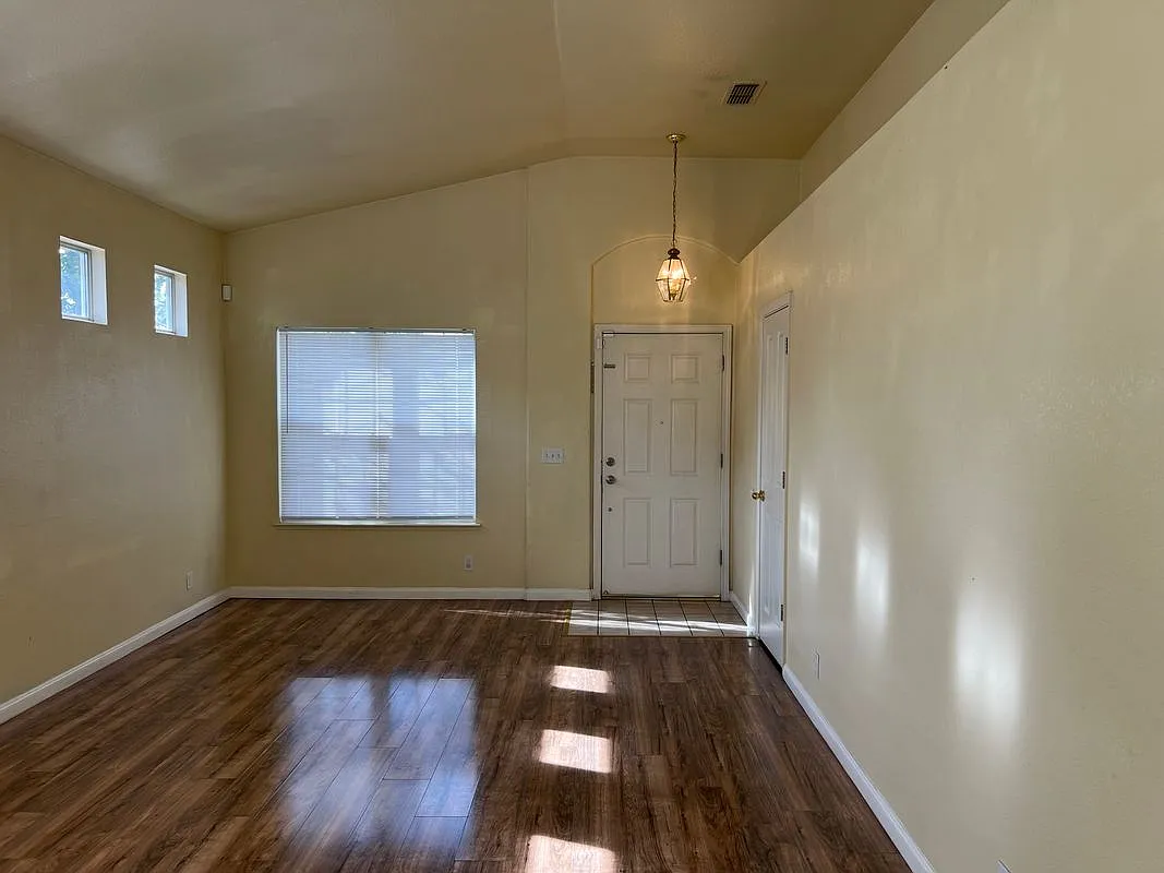 3 bed, 2.0 bath, 1343 sqft, $2,500 — Photo 4