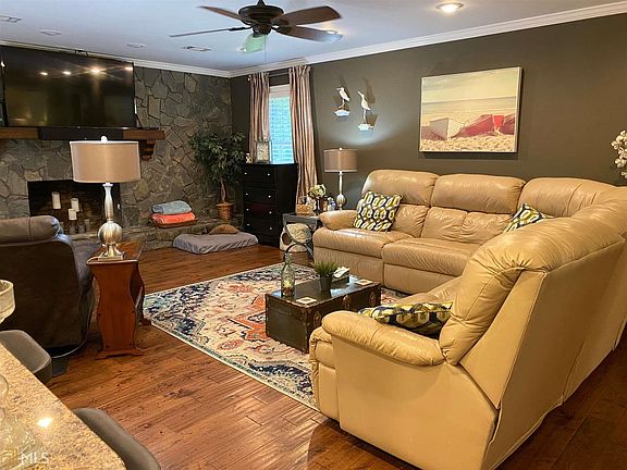 3rd image of 211 Brookwood Dr