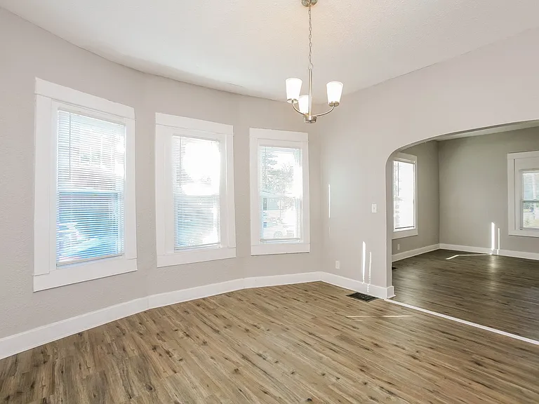614401_020_dining_room_13184338.jpg