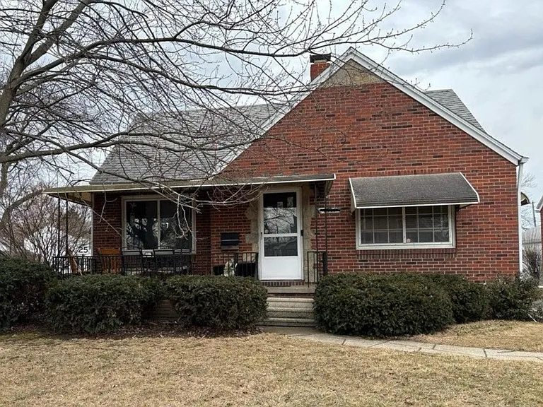 4554 Devonshire Rd — Photo 2