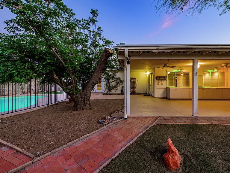 2827 E La Cienega Pl — Photo 36