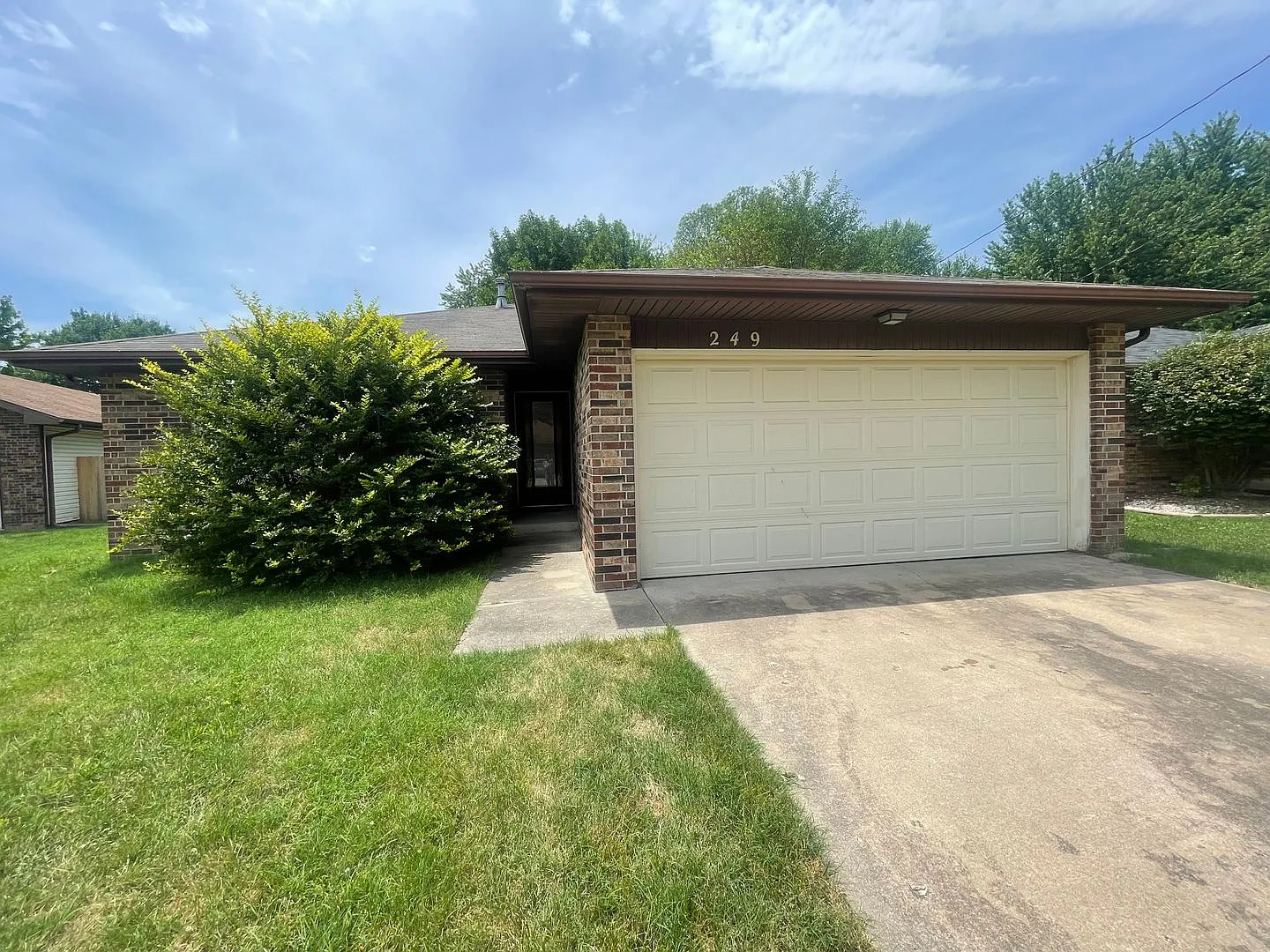 Cozy House 3 bed 2 bath 2 car garage looking for you! Located in desired southeast Springfield ne... — Photo 1
